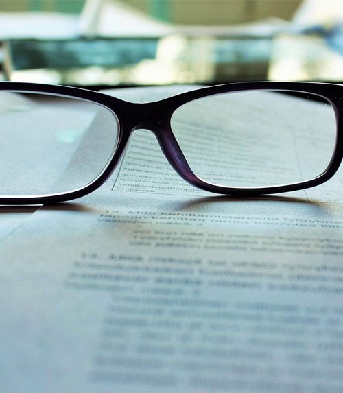 lunettes sur un document