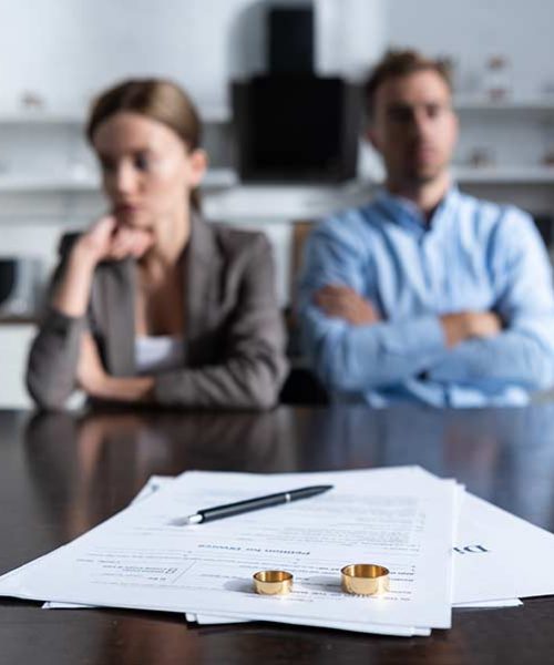 alliances déposées sur un contrat de divorce