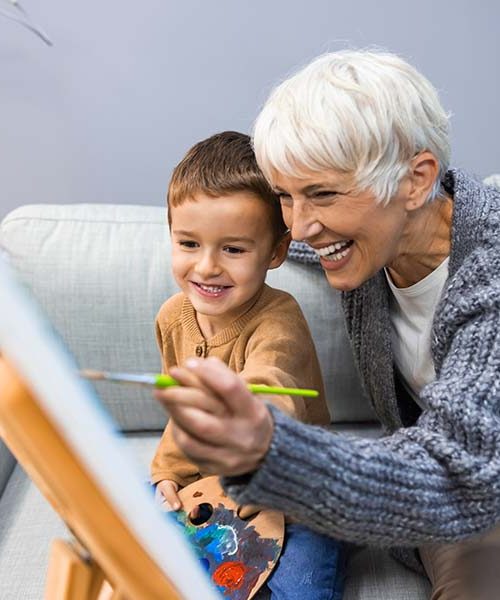 grand-mère et son petit fils faisant de la peinture