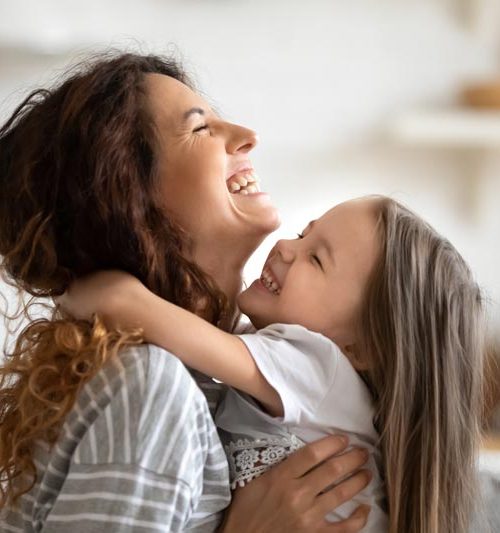 Une mère et sa famille se faisant un câlin