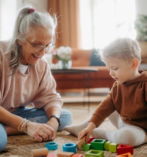 Grand-mère jouant avec son petit-fils