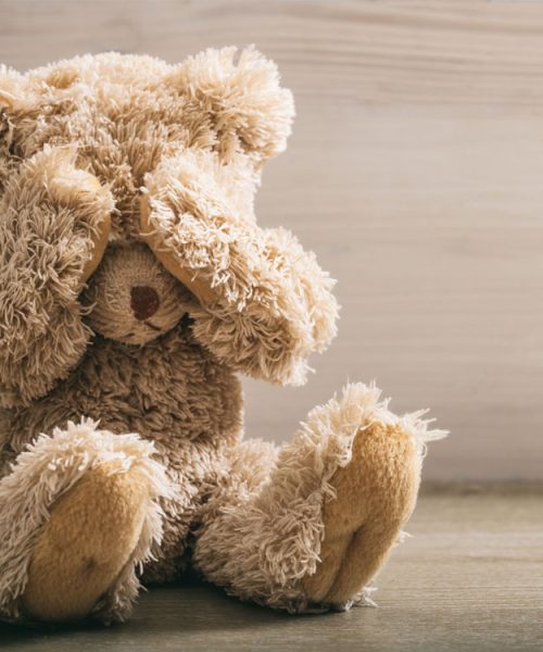 Peluche d'ourson se cachant les yeux