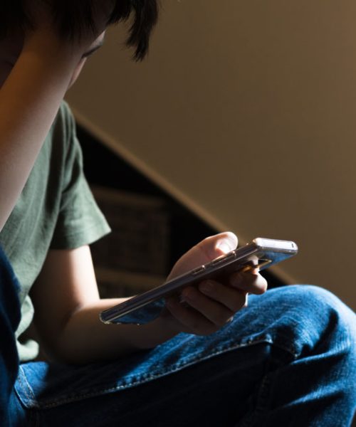 Adolescent consultant son téléphone portable