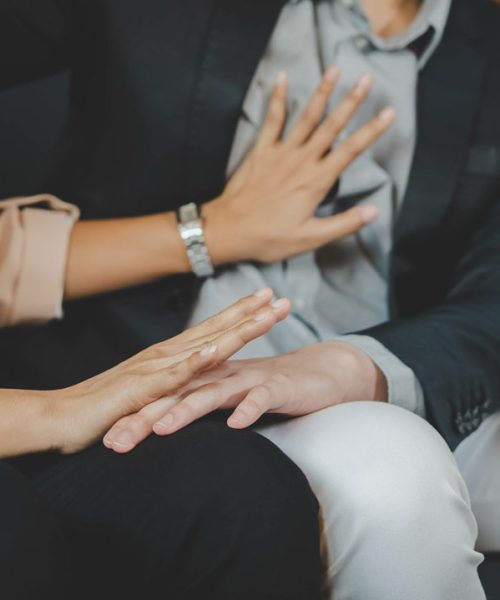 Femme repoussant un homme avec ses mains